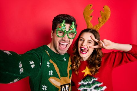 Hässliche Weihnachtspullover liegen im Trend