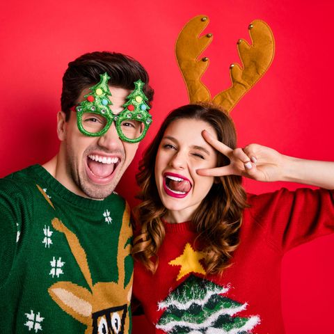 Hässliche Weihnachtspullover liegen im Trend