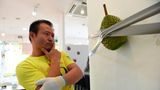 Singapur. Kelvin Tan ist Mitbesitzer von 99 Old Trees, einem Laden für Durian-Früchte, die in Südostasien als Delikatesse gelten, obwohl sie höllisch stinken. Tan ist außerdem ein Mann mit Humor. Hier posiert er mit seiner Durian-Parodie auf das 120.000 US-Dollar teure Kunstwerk "Comedian" von Maurizio Cattelan, das aus einer Banane besteht, die an eine Wand geklebt wurde. Der Titel von Tans Werk: "Sieht aus wie Kunst, riecht nach Furz".