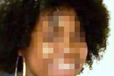 Eine dunkelhäutige Jugendliche lächelt in die Kamera