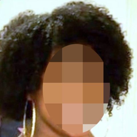 Eine Kombo zeigt links das verpixelte Gesicht einer dunkelhäutigen Jugendlichen, rechts ein Auto in der Dunkelheit