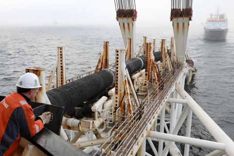 Das Verlegeschiff "Audacia" des Offshore-Dienstleisters Allseas verlegt in der Ostsee vor der Insel Rügen Rohre für die Gaspipeline Nord Stream 2