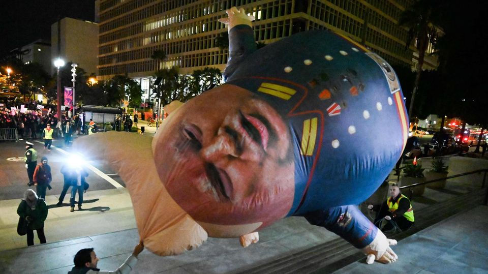 Donald Trump Ballon bei Protesten in Los Angeles