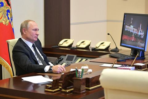 Der russische Präsident Putin sitzt in seinem Büro vor einem Windows-Rechner