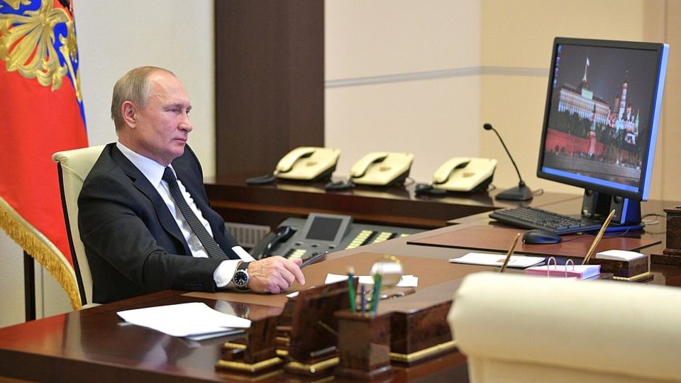 Der russische Präsident Putin sitzt in seinem Büro vor einem Windows-Rechner