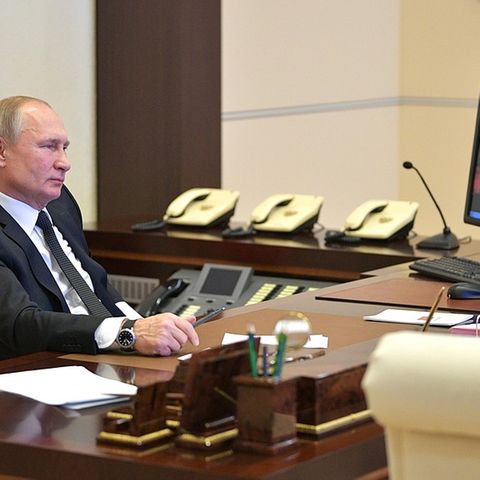 Der russische Präsident Putin sitzt in seinem Büro vor einem Windows-Rechner