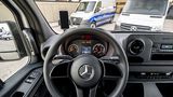 Das Cockpit ist auf den ersten Blick identisch, mit dem der anderen Sprinter, aber anstelle des Drehzahlmessers befindet sich ei