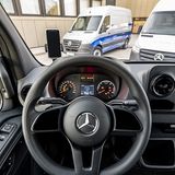 Das Cockpit ist auf den ersten Blick identisch, mit dem der anderen Sprinter, aber anstelle des Drehzahlmessers befindet sich ei