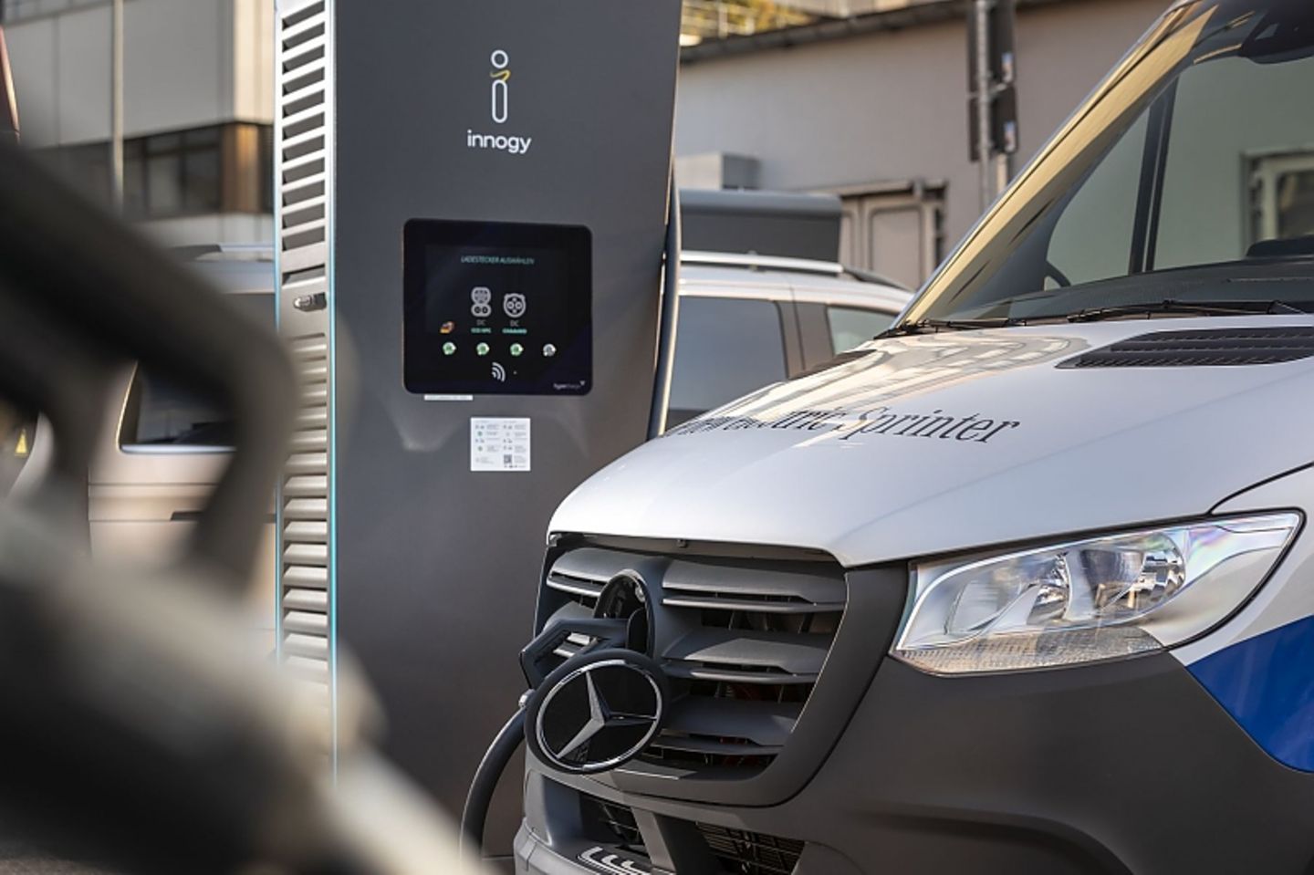 An einer 7,4 kW Wechselstrom-Wallbox sind die Akkus des eSprinter nach rund sechs Stunden wieder gefüllt
