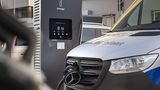 An einer 7,4 kW Wechselstrom-Wallbox sind die Akkus des eSprinter nach rund sechs Stunden wieder gefüllt