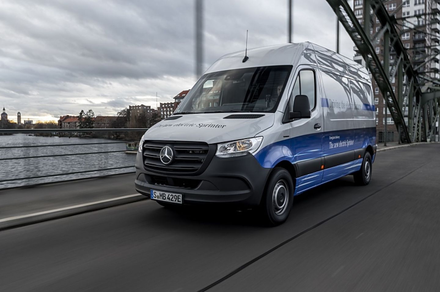 Der Stromverbrauch beläuft sich auf 37,1 kWh/100 km