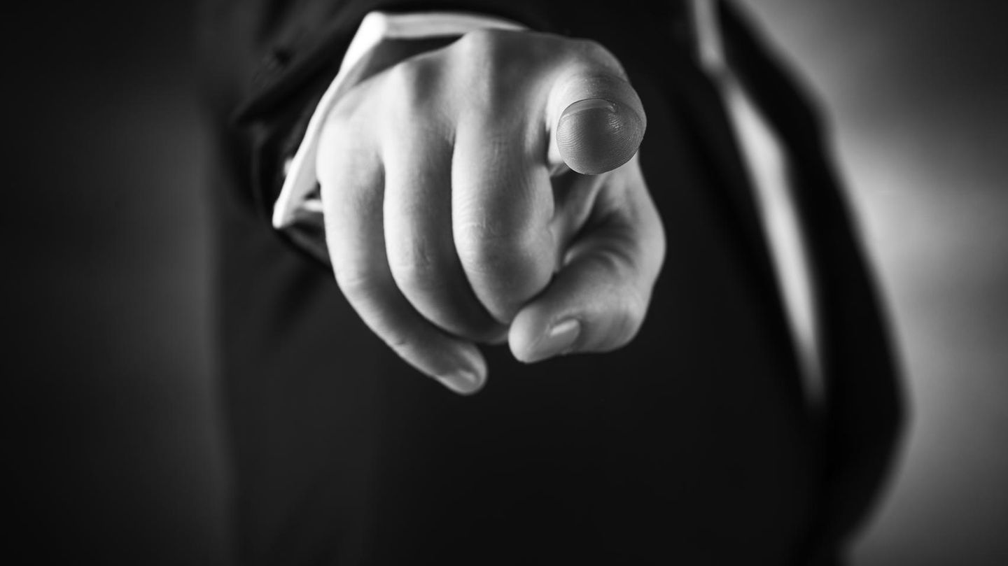 Mann zeigt mit dem Finger auf den Betrachter