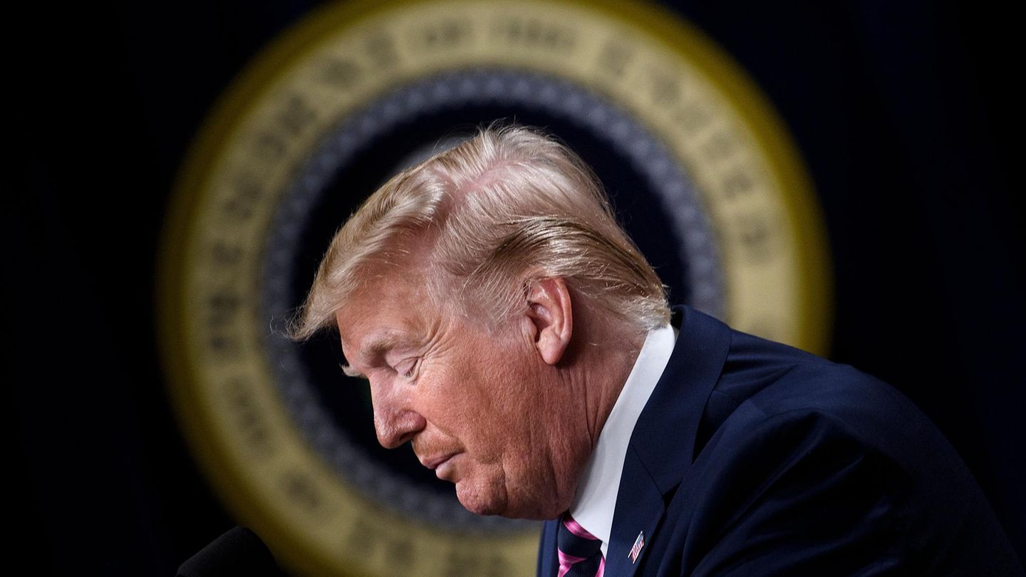 Donald Trump vor dem Präsidenten-Wappen