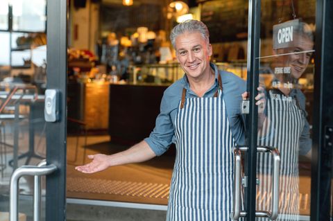 Wenn Sie niemand im Restaurant begrüßt  Viele gute Restaurants haben eine Art Gastgeber, der die Gäste im Restaurant begrüßt, einen Platz zu weist und zum Tisch bringt. Wenn Sie niemand im Restaurant beachtet, könnte das ein erstes Anzeichen dafür sein, dass der Service zu Wünschen übrig lässt.