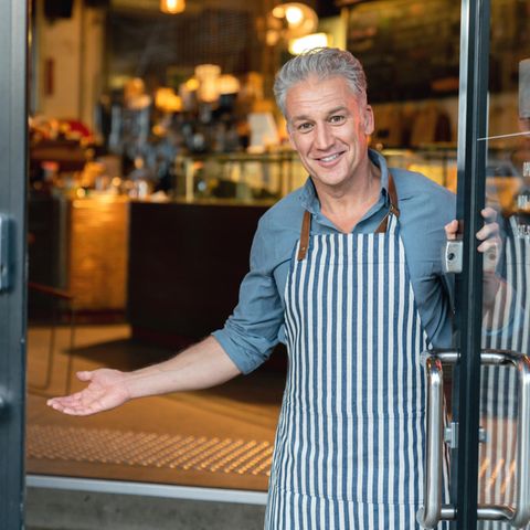 Wenn Sie niemand im Restaurant begrüßt  Viele gute Restaurants haben eine Art Gastgeber, der die Gäste im Restaurant begrüßt, einen Platz zu weist und zum Tisch bringt. Wenn Sie niemand im Restaurant beachtet, könnte das ein erstes Anzeichen dafür sein, dass der Service zu Wünschen übrig lässt.