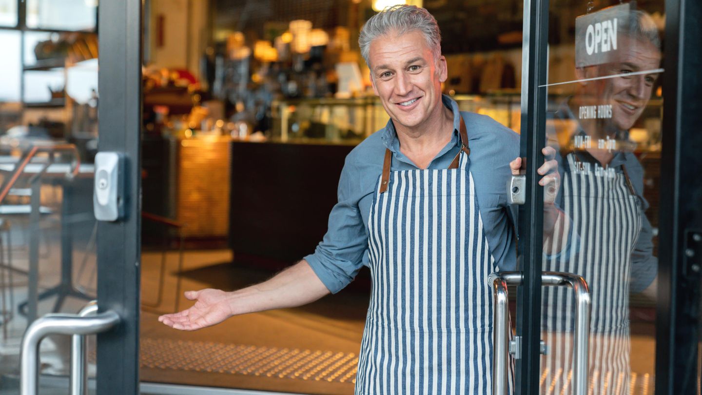 Wenn Sie niemand im Restaurant begrüßt  Viele gute Restaurants haben eine Art Gastgeber, der die Gäste im Restaurant begrüßt, einen Platz zu weist und zum Tisch bringt. Wenn Sie niemand im Restaurant beachtet, könnte das ein erstes Anzeichen dafür sein, dass der Service zu Wünschen übrig lässt.