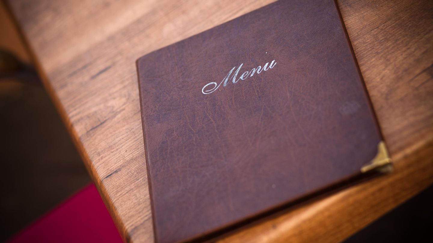 Gastronomie: Wenn die Speisekarte zu viele Auswahlmöglichkeiten hat Kein Küchenchef der Welt kann alles kochen, die meisten spezialisieren sich darauf, was sie am besten können. Ein gutes Restaurant zeichnet sich nicht durch die Vielfalt an Gerichten aus, sondern durch die Frische der Zutaten. Stehen 30 Gerichte auf der Karte, kann man davon ausgehen, dass der Küchenchef seine Lebensmittel nicht jeden Morgen frisch einkauft. Wenn die Speisekarte zu viele Auswahlmöglichkeiten hat Kein Küchenchef der Welt kann alles kochen, die meisten spezialisieren sich darauf, was sie am besten können. Ein gutes Restaurant zeichnet sich nicht durch die Vielfalt an Gerichten aus, sondern durch die Frische der Zutaten. Stehen 30 Gerichte auf der Karte, kann man davon ausgehen, dass der Küchenchef seine Lebensmittel nicht jeden Morgen frisch einkauft.