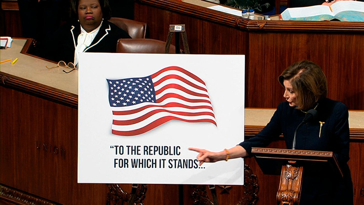 US-Demokratin Nancy Pelosi steht im US-Kongress und gestikuliert während ihrer Rede mit der rechten Hand