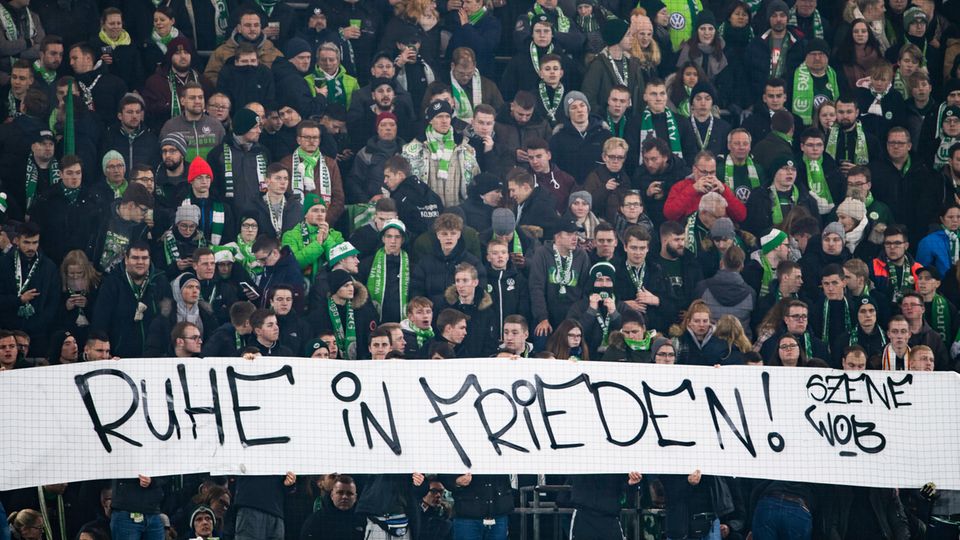 Nachrichten aus Deutschland: VfL-Fans zeigen ein Banner mit den Worten "Ruhe in Frieden"