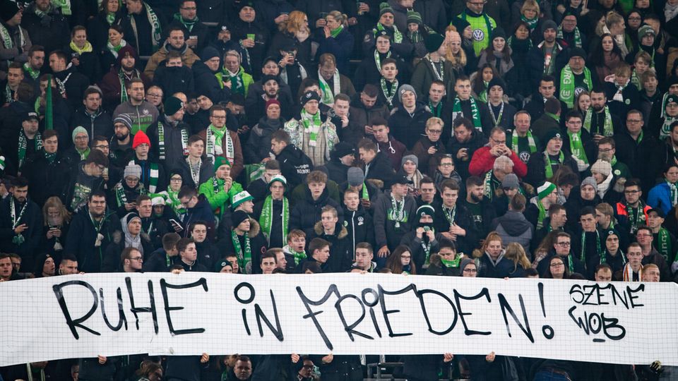 Wolfsburger Gedenken für gestorbenen Schalker Fan