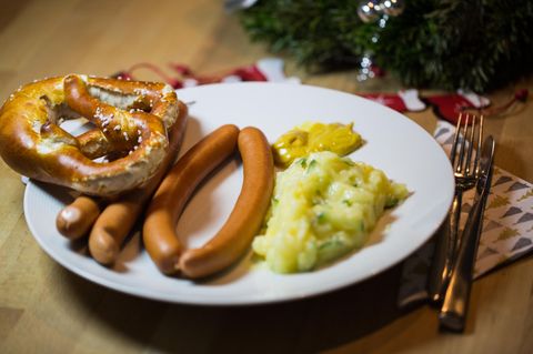 Würstchen mit Kartoffelsalat  In der Bundesrepublik isst man gern einfach zu Heiligabend. Das wenig spektakuläre Gericht soll an die Armut von Maria und Josef erinnern. Deshalb gibt es in vielen Haushalten Würstchen mit Kartoffelsalat. Sehr praktisch, weil die Zubereitung einfach ist, für Instagram ist das Gericht wohl zu simpel. Nur 108 Treffer finden sich unter dem Hashtag #würstchenmitkartoffelsalat.