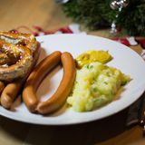 Würstchen mit Kartoffelsalat  In der Bundesrepublik isst man gern einfach zu Heiligabend. Das wenig spektakuläre Gericht soll an die Armut von Maria und Josef erinnern. Deshalb gibt es in vielen Haushalten Würstchen mit Kartoffelsalat. Sehr praktisch, weil die Zubereitung einfach ist, für Instagram ist das Gericht wohl zu simpel. Nur 108 Treffer finden sich unter dem Hashtag #würstchenmitkartoffelsalat.