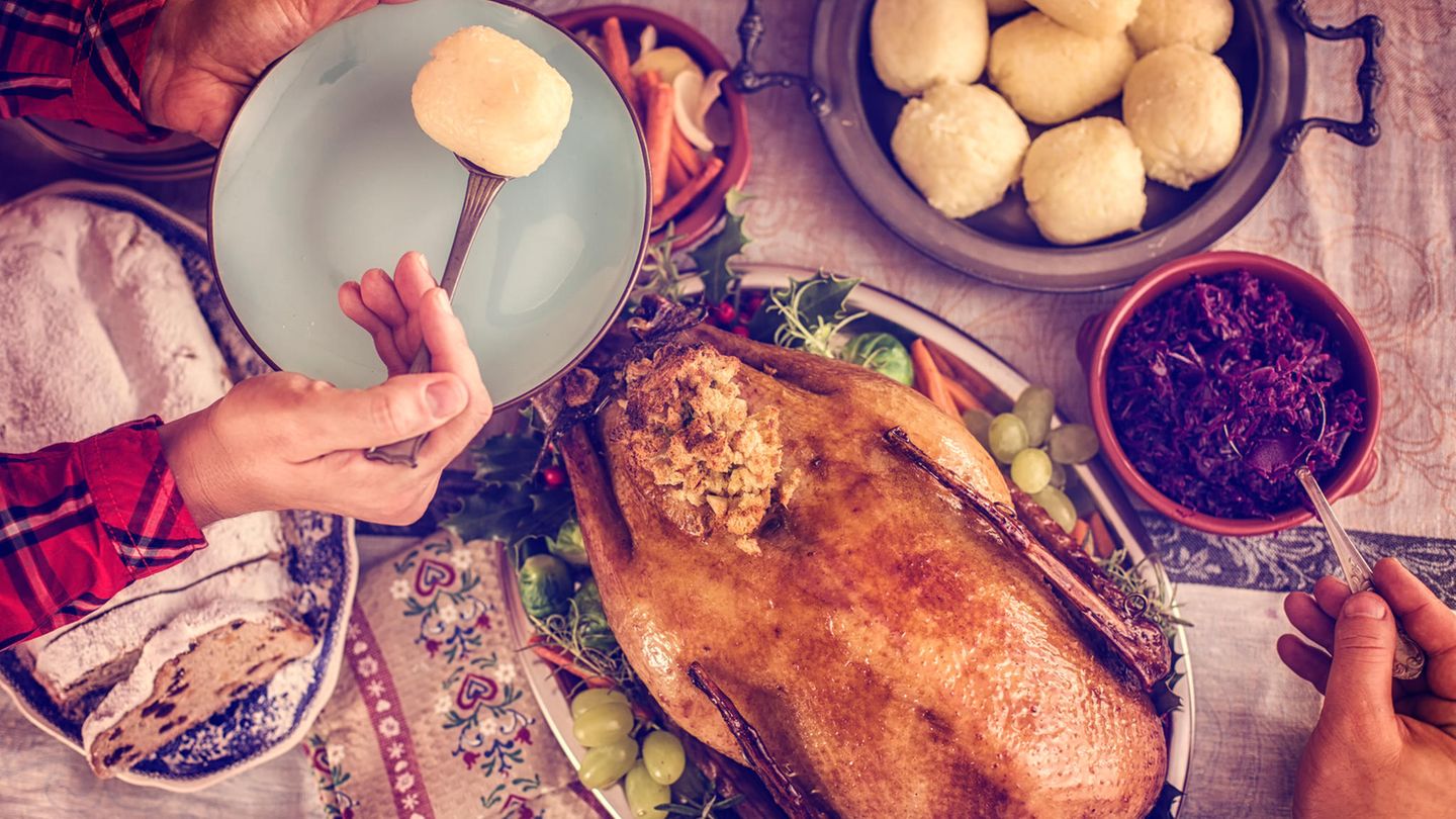 Weihnachtsgans  Der Klassiker schlechthin: die Weihnachtsgans. Mit Rotkohl und Klößen ist das Gericht perfekt. Bei Instagram sind zwar Raclette und Fondue Vorreiter, ein bisschen Tradition darf es aber auch zu Weihnachten sein. Wie die Gans über Nacht gelingt, erfahren Sie hier.