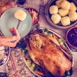 Weihnachtsgans  Der Klassiker schlechthin: die Weihnachtsgans. Mit Rotkohl und Klößen ist das Gericht perfekt. Bei Instagram sind zwar Raclette und Fondue Vorreiter, ein bisschen Tradition darf es aber auch zu Weihnachten sein. Wie die Gans über Nacht gelingt, erfahren Sie hier.