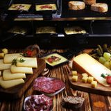Raclette  Zu Weihnachten, aber auch Silvester beliebt: Raclette. Das Besondere an diesem Weihnachtsessen? Hier ist für jeden etwas dabei, ob Fleischliebhaber, Vegetarier oder Veganer. Sein Lieblingsessen bereitet man sich in seiner Pfanne selbst zu. Worauf es dabei ankommt, erfahren Sie hier.