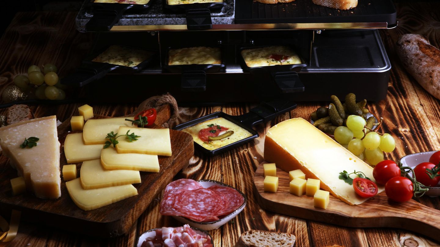 Instagram-Check: Raclette Zu Weihnachten, aber auch Silvester beliebt: Raclette. Das Besondere an diesem Weihnachtsessen? Hier ist für jeden etwas dabei, ob Fleischliebhaber, Vegetarier oder Veganer. Sein Lieblingsessen bereitet man sich in seiner Pfanne selbst zu. Worauf es dabei ankommt, erfahren Sie hier. Raclette Zu Weihnachten, aber auch Silvester beliebt: Raclette. Das Besondere an diesem Weihnachtsessen? Hier ist für jeden etwas dabei, ob Fleischliebhaber, Vegetarier oder Veganer. Sein Lieblingsessen bereitet man sich in seiner Pfanne selbst zu. Worauf es dabei ankommt, erfahren Sie hier.