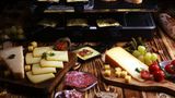 Raclette  Zu Weihnachten, aber auch Silvester beliebt: Raclette. Das Besondere an diesem Weihnachtsessen? Hier ist für jeden etwas dabei, ob Fleischliebhaber, Vegetarier oder Veganer. Sein Lieblingsessen bereitet man sich in seiner Pfanne selbst zu. Worauf es dabei ankommt, erfahren Sie hier.