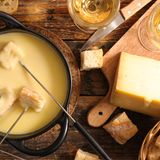 Fondue  Wenn's nach der Auswertung der Hasthags geht, dann ist #fondue mit über einer Million Verlinkungen absoluter Spitzenreiter der beliebtesten Weihnachtsgerichte. Wobei darunter nicht nur das beliebte Käsefondue, sondern auch Fleischfondue sowie Schokoladenfondue zu finden sind. Hier erfahren Sie, wie ein Original Käsefondue gelingt.