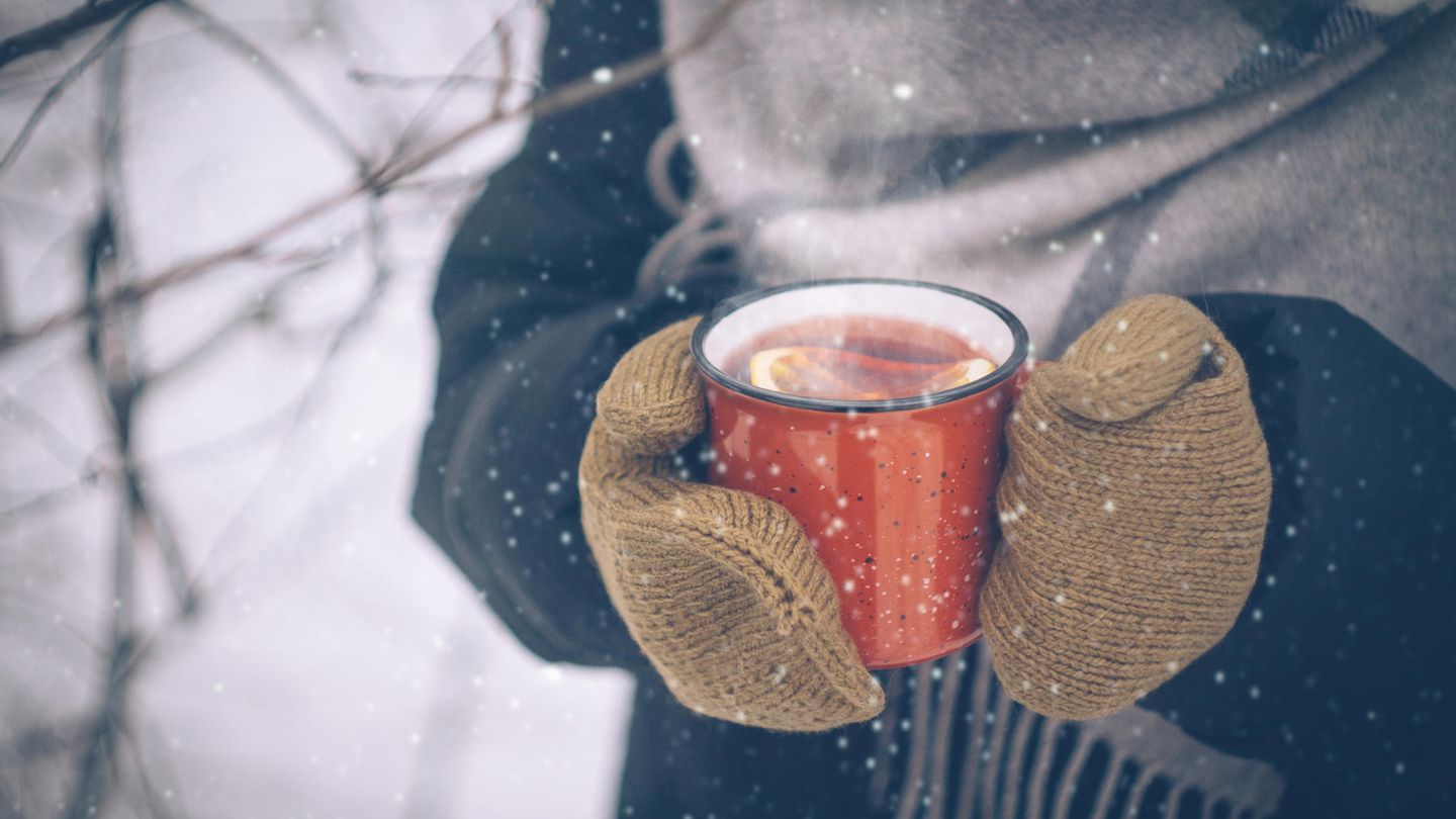 Instagram-Check: Glühwein Zum Abschluss muss es natürlich auch ein Getränk bleiben: der Glühwein begleitet einen durch die kalte Jahreszeit wie kein anderes Getränk. Auf Instagram ist er ein beliebtes Fotomotiv. Unter dem Hashtag #glühwein finden sich fast 700.000 Posts. Hier geht's zum Rezept. Glühwein Zum Abschluss muss es natürlich auch ein Getränk bleiben: der Glühwein begleitet einen durch die kalte Jahreszeit wie kein anderes Getränk. Auf Instagram ist er ein beliebtes Fotomotiv. Unter dem Hashtag #glühwein finden sich fast 700.000 Posts. Hier geht's zum Rezept.