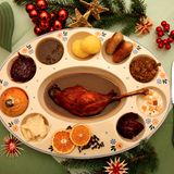 Neinerlaa  In manchen Regionen Deutschlands wird Weihnachten auf ganz besondere Weise zelebriert. Beispielsweise im Erzgebirge. Dort gibt es traditionell das "Neinerlaa" (Neunerlei) als Weihnachtsessen. Dafür kommen neun unterschiedliche Gerichte auf den Tisch, die von jedem probiert werden müssen, damit das nächste Jahr Glück und Zufriedenheit bringt. 