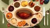Neinerlaa  In manchen Regionen Deutschlands wird Weihnachten auf ganz besondere Weise zelebriert. Beispielsweise im Erzgebirge. Dort gibt es traditionell das "Neinerlaa" (Neunerlei) als Weihnachtsessen. Dafür kommen neun unterschiedliche Gerichte auf den Tisch, die von jedem probiert werden müssen, damit das nächste Jahr Glück und Zufriedenheit bringt. 