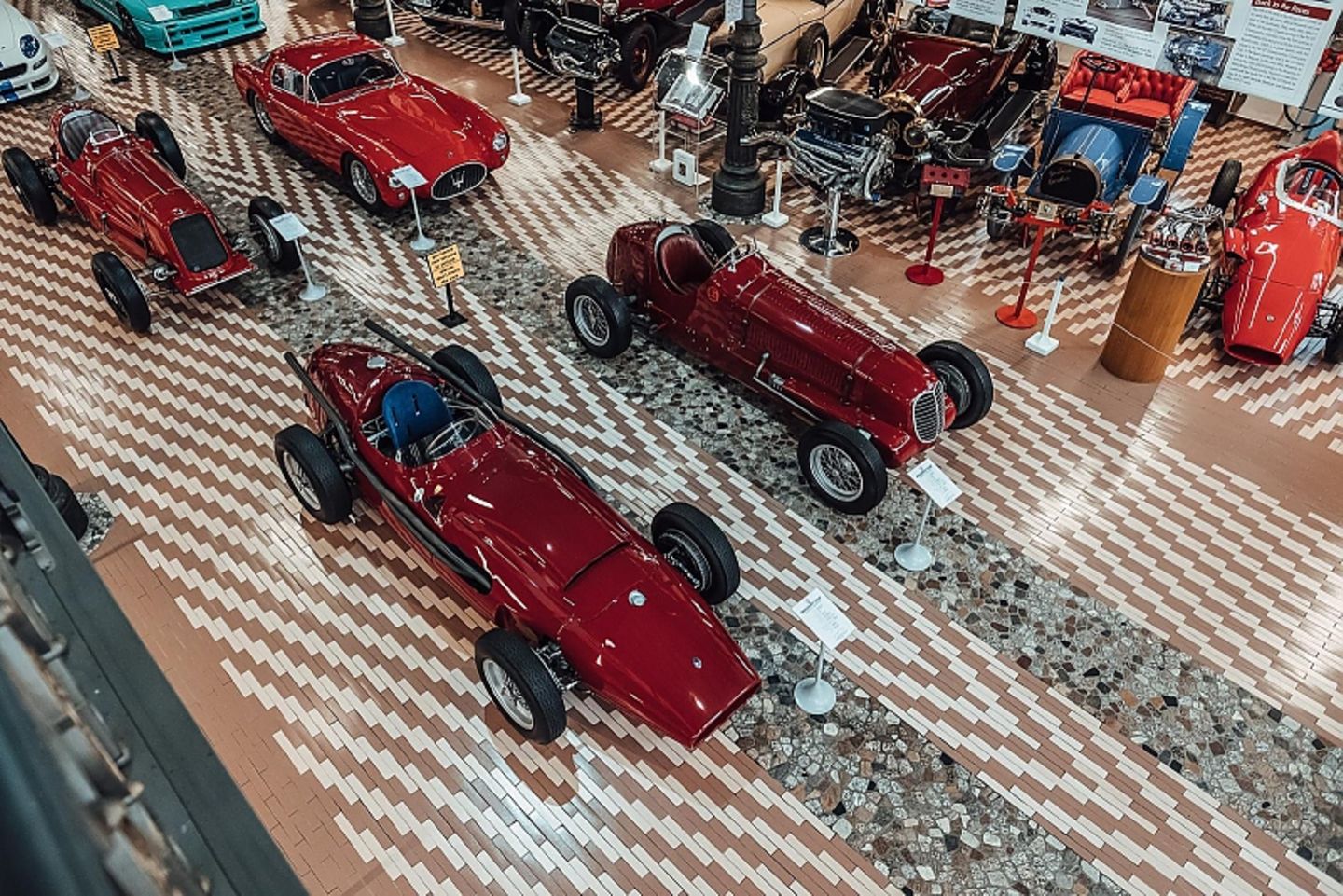 Von der Galerie des Panini Museums erschließt sich die ganze Fülle der Autoklassiker