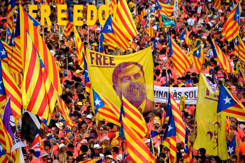 Demonstranten halten am katalanischen Nationlafeuertag "La Diada" am 11. September ein Plakt mit dem ein Bild von  Oriol Junqueras in die Höhe. Der Historiker war Vizepräsident sowie Wirtschafts- und Finanzminister der der katalanischen Regionalregierung, wurde aber im Oktober zu 13 Jahren Haft verurteilt.