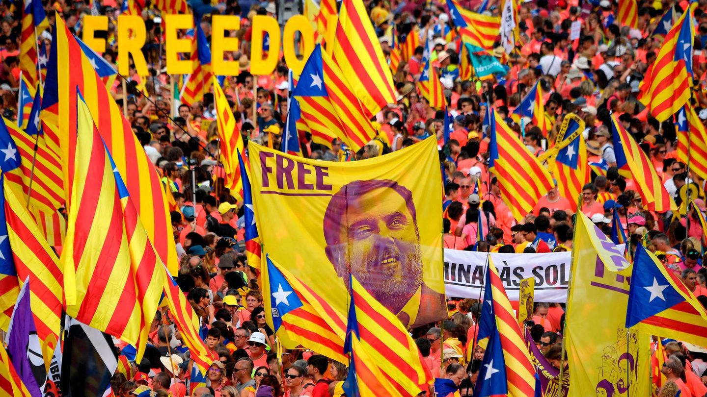 Demonstranten halten am katalanischen Nationlafeuertag "La Diada" am 11. September ein Plakt mit dem ein Bild von  Oriol Junqueras in die Höhe. Der Historiker war Vizepräsident sowie Wirtschafts- und Finanzminister der der katalanischen Regionalregierung, wurde aber im Oktober zu 13 Jahren Haft verurteilt.