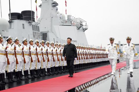 Der chinesische Präsident schreitet die Ehrenformation der Marine ab.