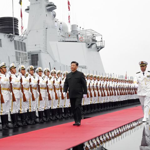 Der chinesische Präsident schreitet die Ehrenformation der Marine ab.