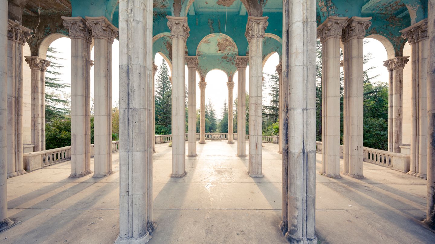 In Georgien hat Markus Gebauer ein aufgegebenes Sanatorium aufgespürt. Mit den vielen Säulen sieht die Anlage aus wie ein griechischer Tempel. 