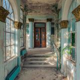 In den Gängen meldet sich die Natur zurück. Efeu rankt an den Wänden und verziert den Verfall des Sanatoriums.