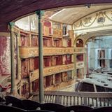 In der Renaissance war Italien die kulturell wichtigste Region Europas. Hier entstand auch die moderne Oper, aufgeführt in Häusern wie diesem. Musik erklingt hier schon lange keine mehr. Doch eine gewisse Schönheit kann man diesem Saal nicht absprechen.