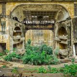 In diesem verlassenen Theater in der kubanischen Hauptstadt Havanna haben sich Pflanzen verlorenes Terrain zurückerobert und bilden mit dem Bauwerk eine reizvolle Mischform zwischen Kultur und Natur.