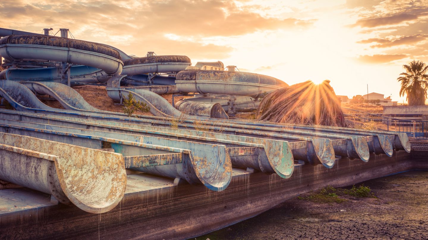 Die gigantischen Wasserrutschen zeugen davon, dass hier in diesem portugiesischen Spaßbad einmal viele Menschen geplanscht haben. Doch auch verlassen entfaltet die Anlage ihren Reiz.