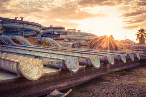 Die gigantischen Wasserrutschen zeugen davon, dass hier in diesem portugiesischen Spaßbad einmal viele Menschen geplanscht haben. Doch auch verlassen entfaltet die Anlage ihren Reiz.