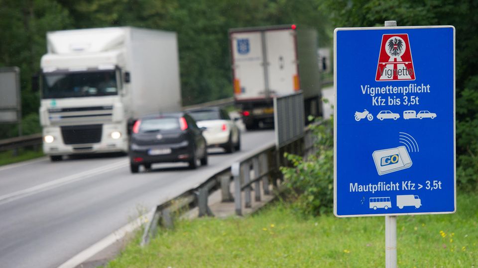 Autos und LKWs fahren in Kufstein auf der Zubringerstraße zur Autobahn 