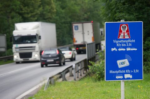 Autos und LKWs fahren in Kufstein auf der Zubringerstraße zur Autobahn 