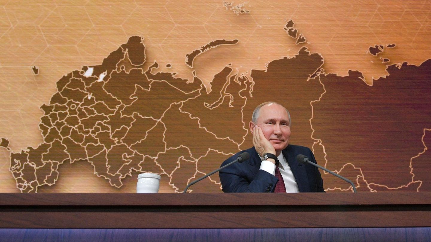 Versonnen in der Vergangenheit? Wladimir Putin auf seiner 15. Jahrespressekonferenz