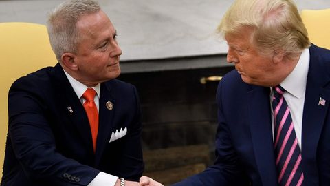 Jeff Van Drew wechselt zu den Republikanern und wird von Donald Trump freudig begrüßt 
